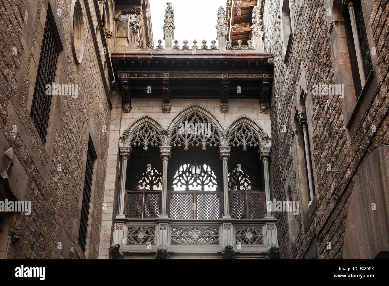 Alten Arch und Balkon über Carrer del Bisbe, Barri Gòtic, Barcelona Stockfoto