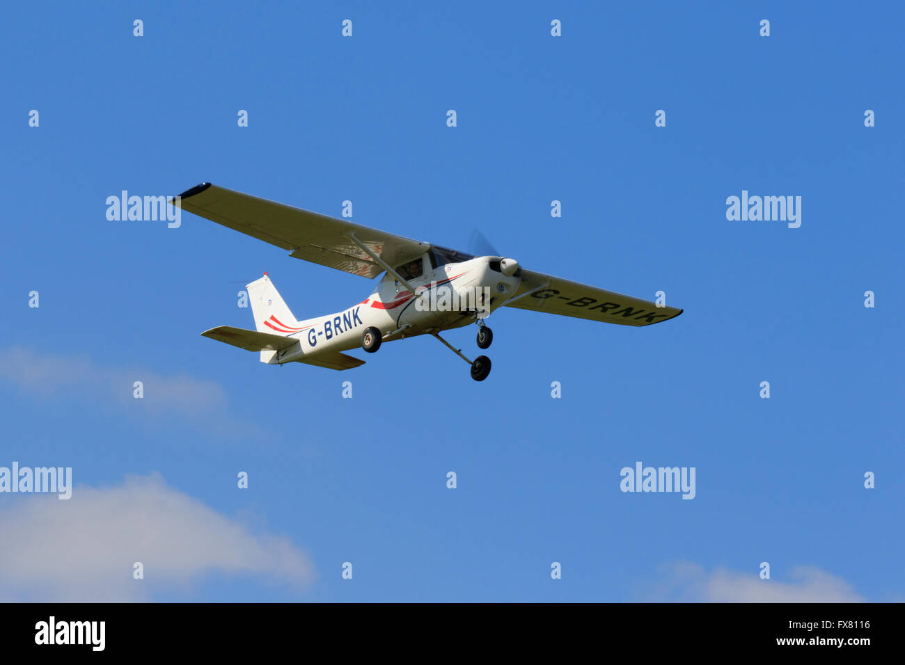 Cessna 152 G-BRNK im Flug am Netherthorpe Flugplatz Stockfoto