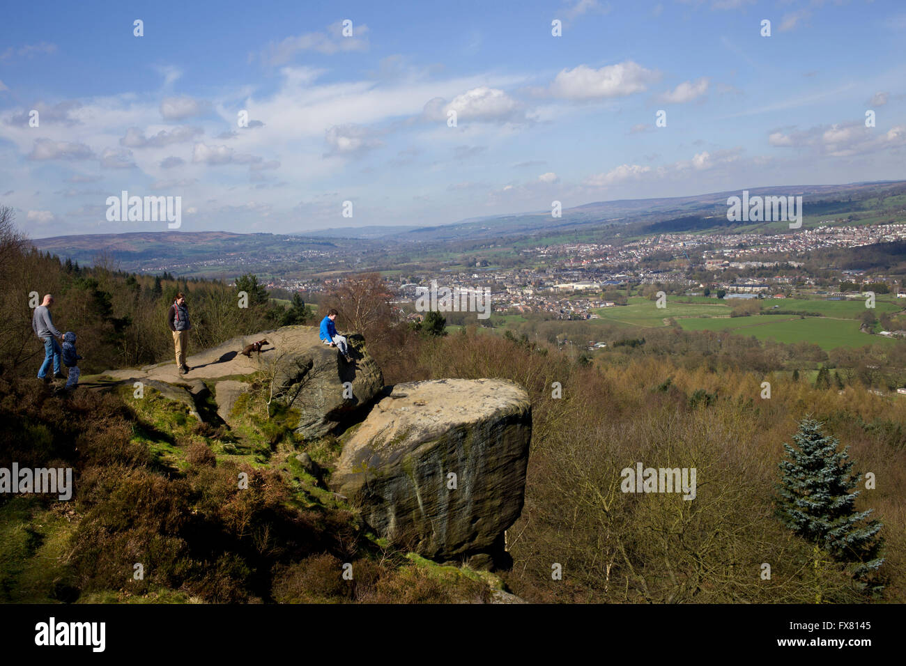 Caley Craggs, mit Blick auf Otley im unteren Wharfedale, Yorkshire. Stockfoto