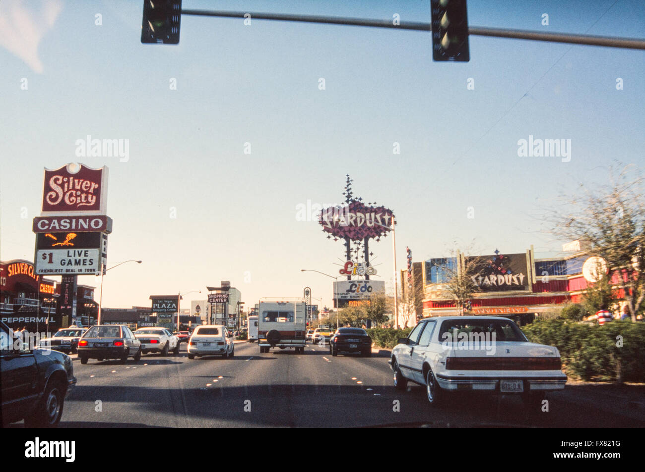 Archiv-Bild des Stardust Casino Zeichen, Las Vegas, Nevada, USA, 1990 abgerissen 2007, gesehen von einem Auto Fahrt auf dem Strip und Silver City Casino Zeichen Stockfoto Archiv-Bild des Stardust Casino Zeichen, Las Vegas, Nevada, USA, 1990 abgerissen 2007, gesehen von einem Auto Fahrt auf dem Strip und Silver City Casino Zeichen Stockfoto