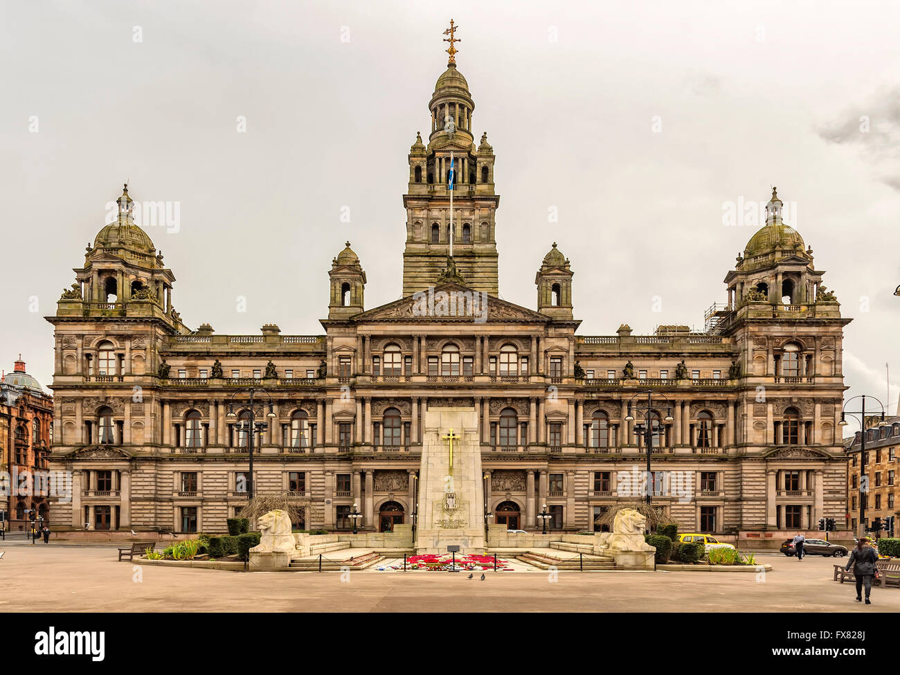 Das Kriegerdenkmal Cenotaph vor der City Chambers in George Square, Glasgow, Schottland Stockfoto