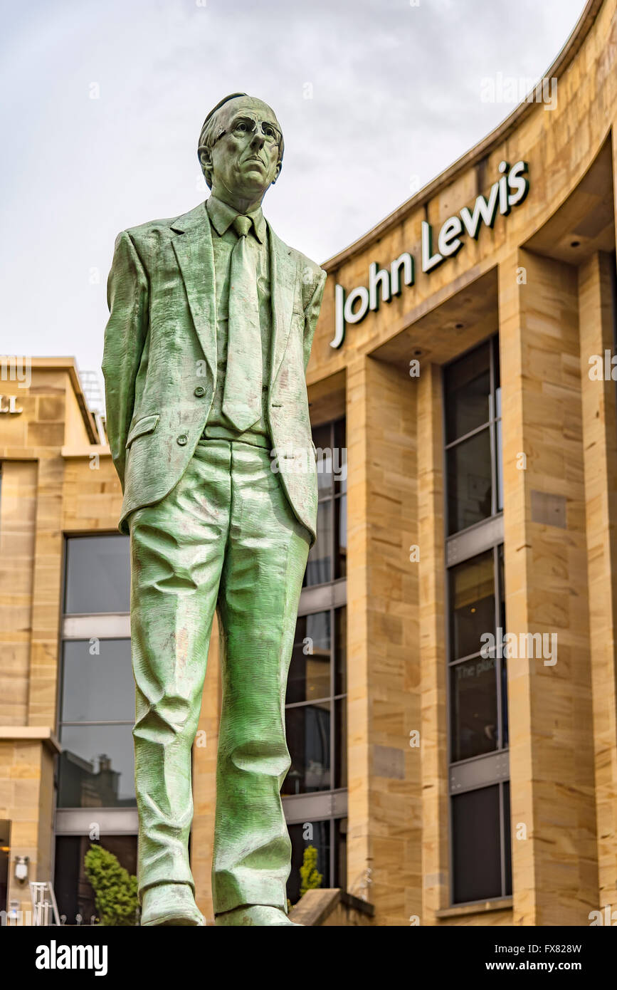 Die Statue von Donald Dewar, die außerhalb der Glasgow Royal Concert Hall in Buchannan Street steht Stockfoto