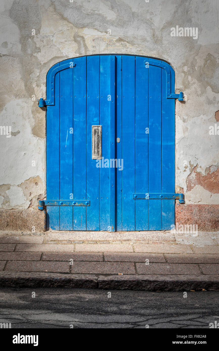 Eine kleine Tür in ein Gebäude in der dänischen Stadt Helsingor. Stockfoto