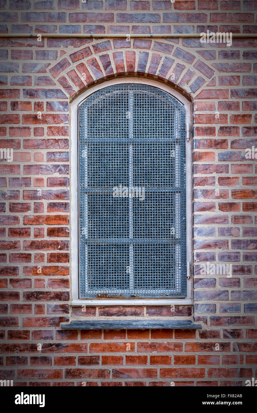 Ein vergittertes Fenster in der dänischen Stadt Helsingor. Stockfoto