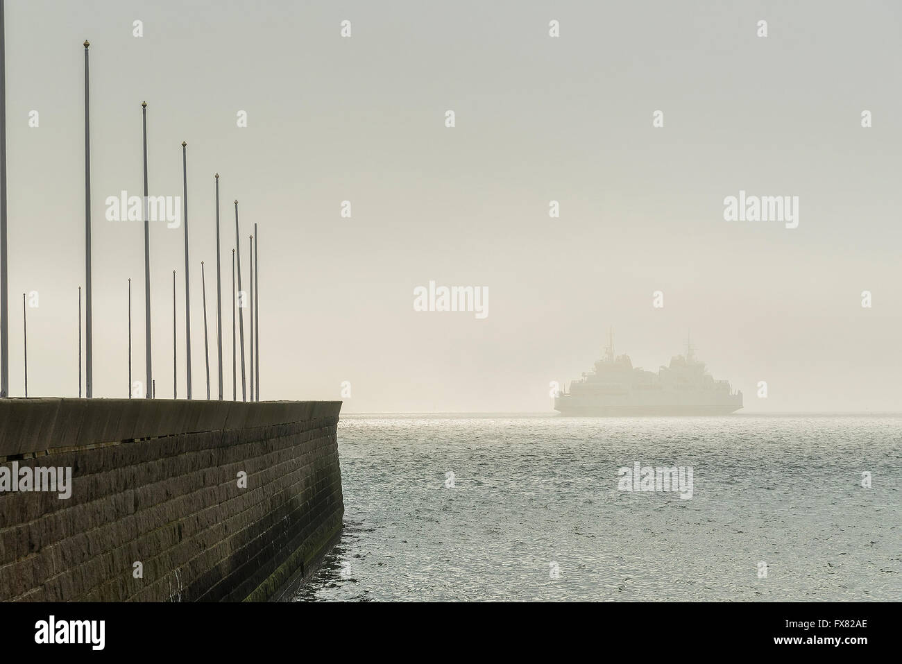 Eine Personenfähre segelt in den Nebel nach dem Ausscheiden aus der Sicherheit des Hafens Stockfoto