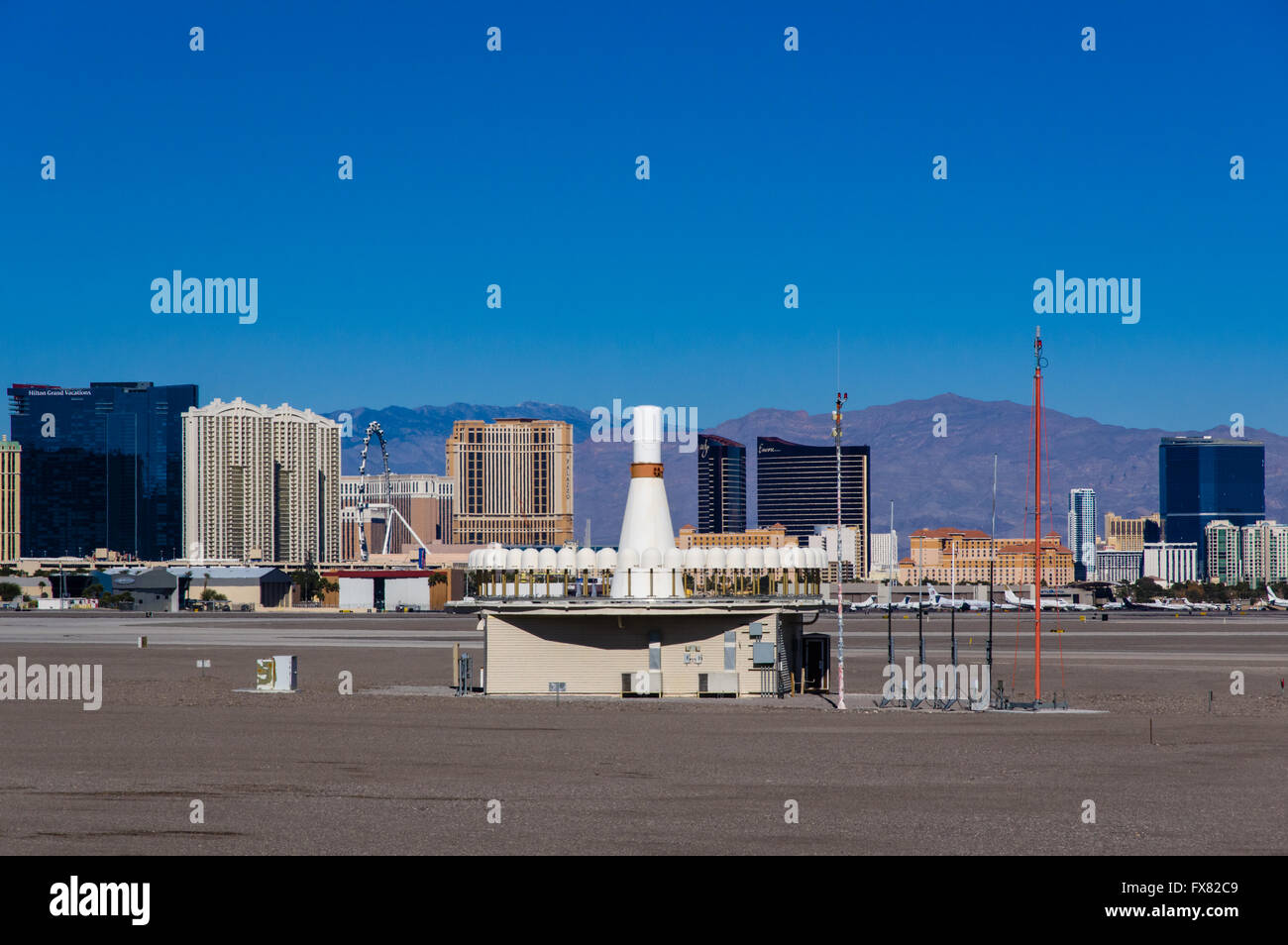 VOR Turm am McCarran International Airport.  VOR Türme bieten ein gerichtetes Leuchtfeuer für die Flugzeugnavigation verwendet.  Las Vegas, Nevada Stockfoto
