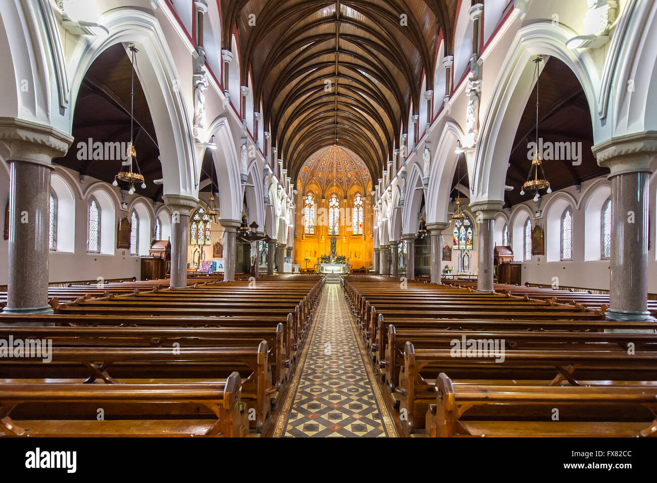Das Innere der Kirche der Unbefleckten Empfängnis in Clonakilty, West Cork, Irland, mit Blick auf den Altar. Stockfoto