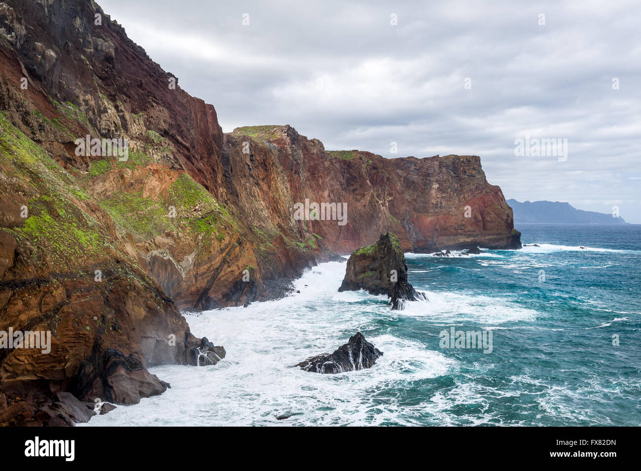 Madeira Insel hohe und felsige Ufer Stockfoto