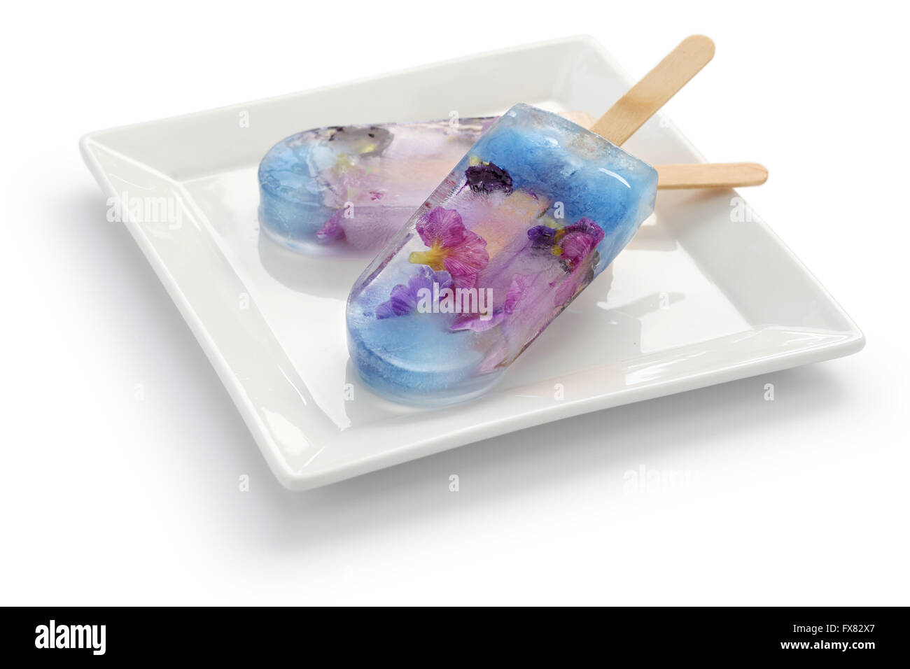 hausgemachte essbare Blume Eis Pop, isoliert auf weißem Hintergrund Eis am Stiel Stockfoto