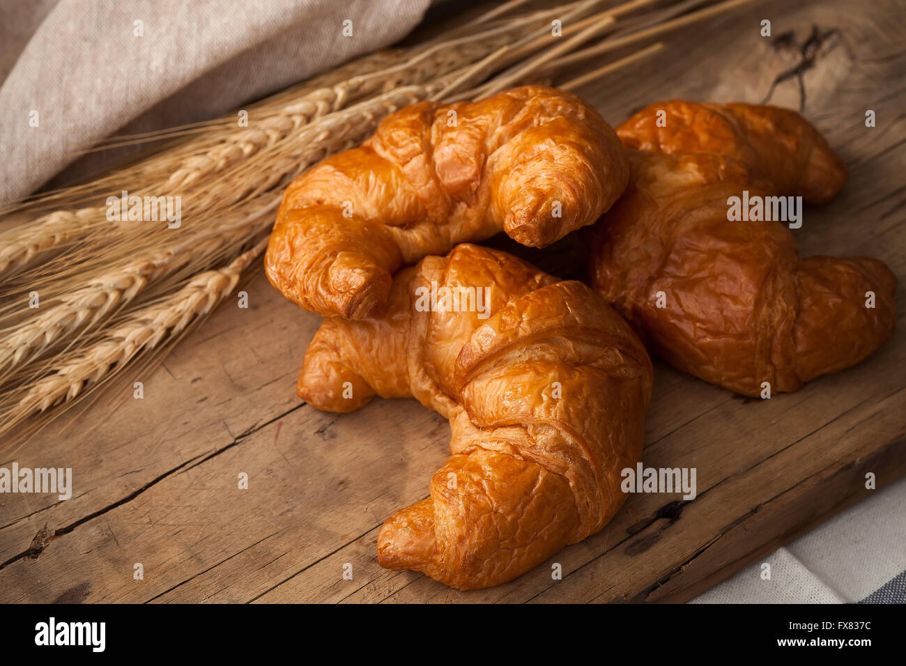 Leckere Croissant Stillleben rustikalen hölzernen Hintergrund Bäckerei Frühstücksbrunch Stockfoto