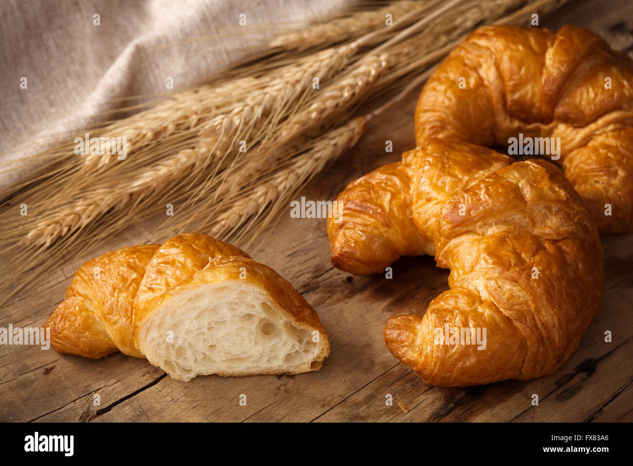 Leckere Croissant Stillleben rustikalen hölzernen Hintergrund Bäckerei Frühstücksbrunch Stockfoto