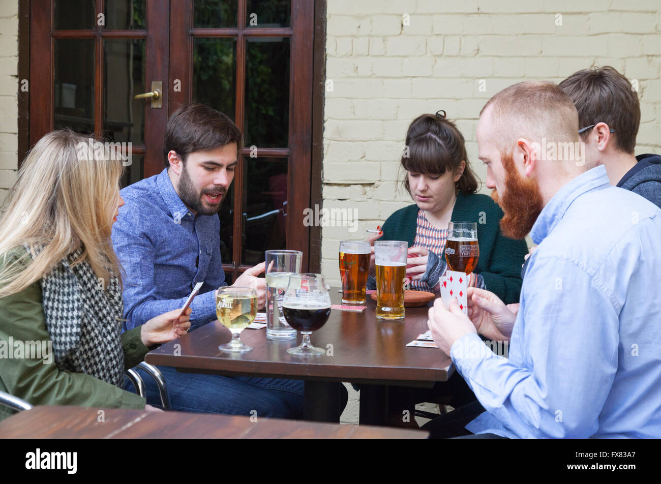Die Menschen Sie trinken Bier und Spielkarten in einem Londoner Pub, The Carpenters Arms, Cheshire Street, Spitalfields, East London UK Stockfoto