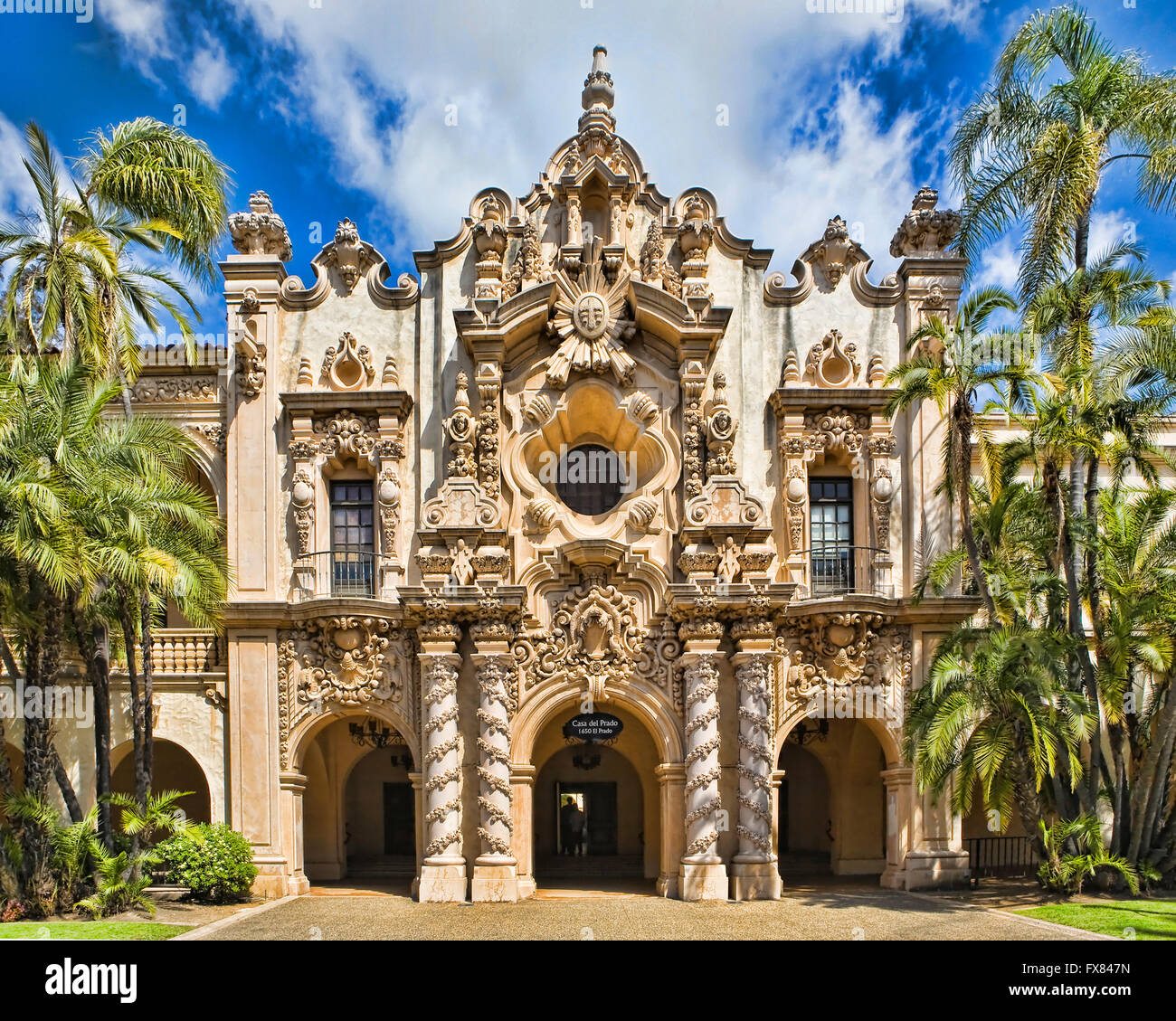 Spanische Architektur: Casa del Prado im Balboa Park, San Diego CA.  Diese bedeutende Gartenbau- und kulturelle Ressource hat mo Stockfoto