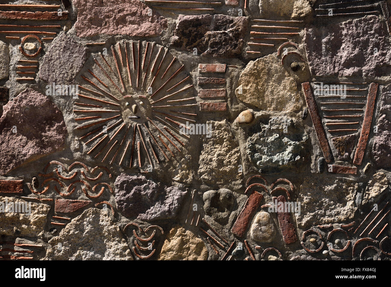 Mexikanische Sonnengott Muster Relief in Stein und Fliesen Wand Baston del Rey Mexiko Stockfoto
