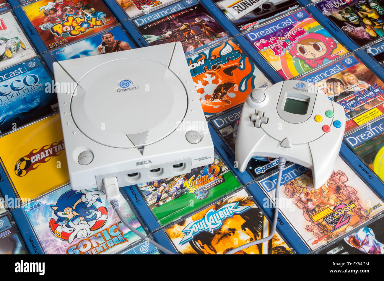 Ein Europaische Sega Dreamcast Konsole Und Hand Controller Werden Angezeigt Auf Einem Bett Von Pal Region Spielen Wie Sonic Adventure Stockfotografie Alamy