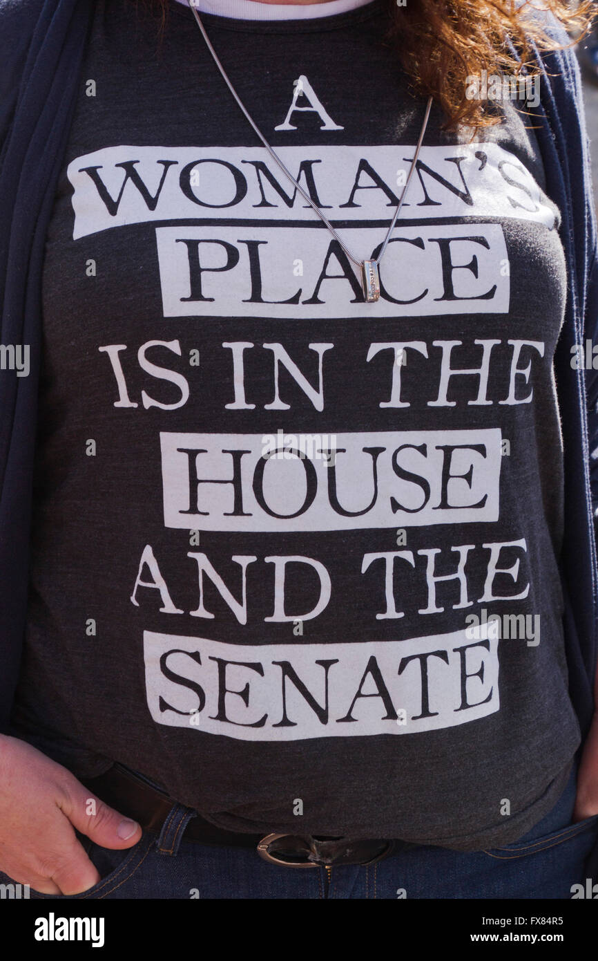 Nahaufnahme von einem T-shirt-Meldung "eine Frau ist in das Repräsentantenhaus und der Senat" getragen werden, um eine NC-HB2-Rallye Stockfoto