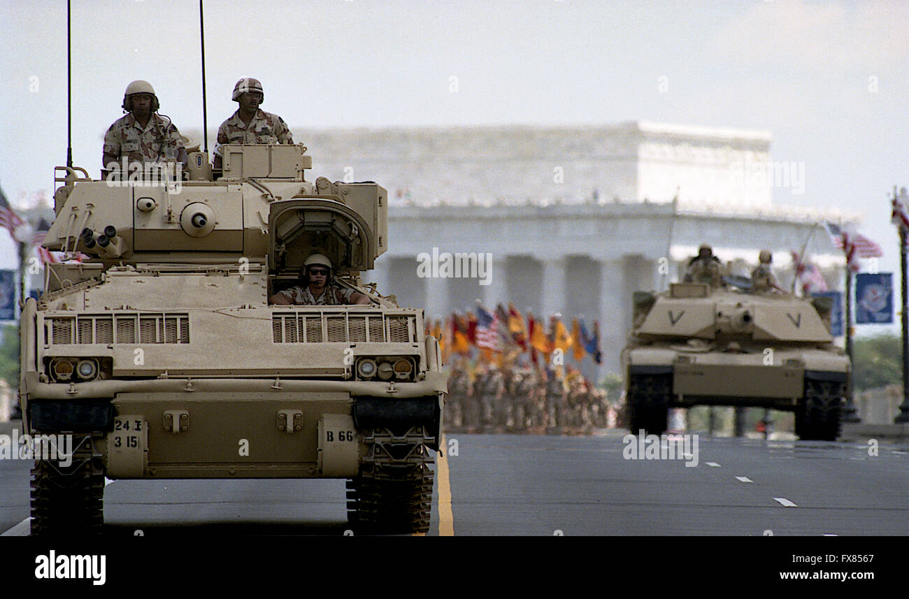 Washington, DC, USA, 8. Juni 1991 schwingende Masse von 200.000 Menschen jubelten Veteranen der Operation Desert Storm, als Hauptstadt der Nation seine größte Siegesfeier seit dem Ende des zweiten Weltkriegs inszeniert. Unter der Leitung von General H. Norman Schwarzkopf, März etwa 8.800 Truppen - einschließlich der 1. US-Armee vom Fort Meade in Arlington Memorial Bridge. 31 Kriegsmaschinen wie m-1 Panzer, Humvees, Raketenwerfer und der berühmte Patriot-Raketen gehören ebenfalls in die Parade.  Bradley Fighting Fahrzeug und ein m-1 Abrams Panzer Fahrt über die Memorial Bridge.  Bildnachweis: Mark Reinstein Stockfoto