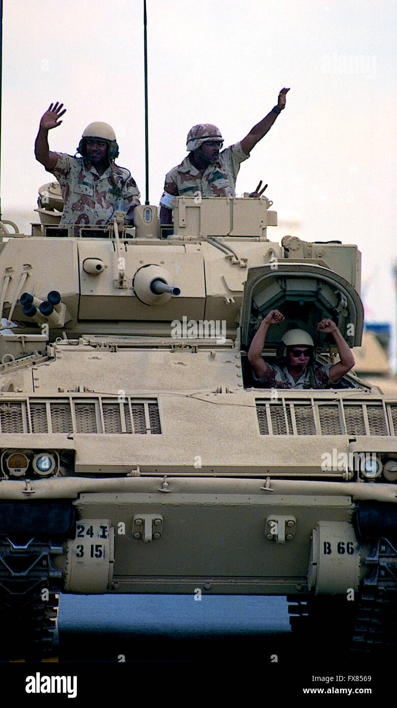 Washington, DC, USA, 8. Juni 1991 schwingende Masse von 200.000 Menschen jubelten Veteranen der Operation Desert Storm, als Hauptstadt der Nation seine größte Siegesfeier seit dem Ende des zweiten Weltkriegs inszeniert. Unter der Leitung von General H. Norman Schwarzkopf, März etwa 8.800 Truppen - einschließlich der 1. US-Armee vom Fort Meade in Arlington Memorial Bridge. 31 Kriegsmaschinen wie m-1 Panzer, Humvees, Raketenwerfer und der berühmte Patriot-Raketen gehören ebenfalls in die Parade.  Bradley Fighting Fahrzeug fährt über Memorial Brücke.  Bildnachweis: Mark Reinstein Stockfoto