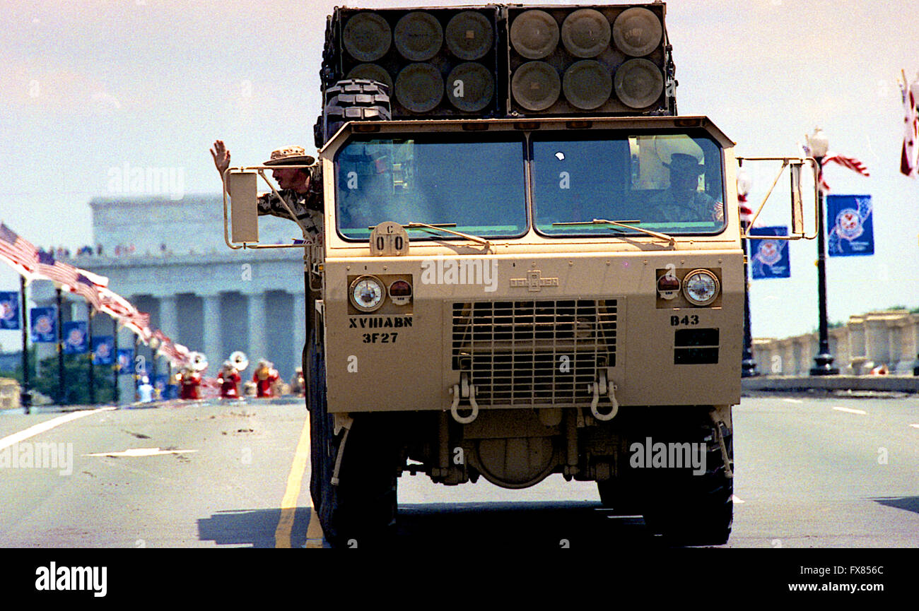 Washington, DC, USA, 8. Juni 1991 schwingende Masse von 200.000 Menschen jubelten Veteranen der Operation Desert Storm, als Hauptstadt der Nation seine größte Siegesfeier seit dem Ende des zweiten Weltkriegs inszeniert. Unter der Leitung von General H. Norman Schwarzkopf, März etwa 8.800 Truppen - einschließlich der 1. US-Armee vom Fort Meade in Arlington Memorial Bridge. 31 Kriegsmaschinen wie m-1 Panzer, Humvees, Raketenwerfer und der berühmte Patriot-Raketen gehören ebenfalls in die Parade. M270 MLRS fährt über die Memorial Bridge.  Bildnachweis: Mark Reinstein Stockfoto