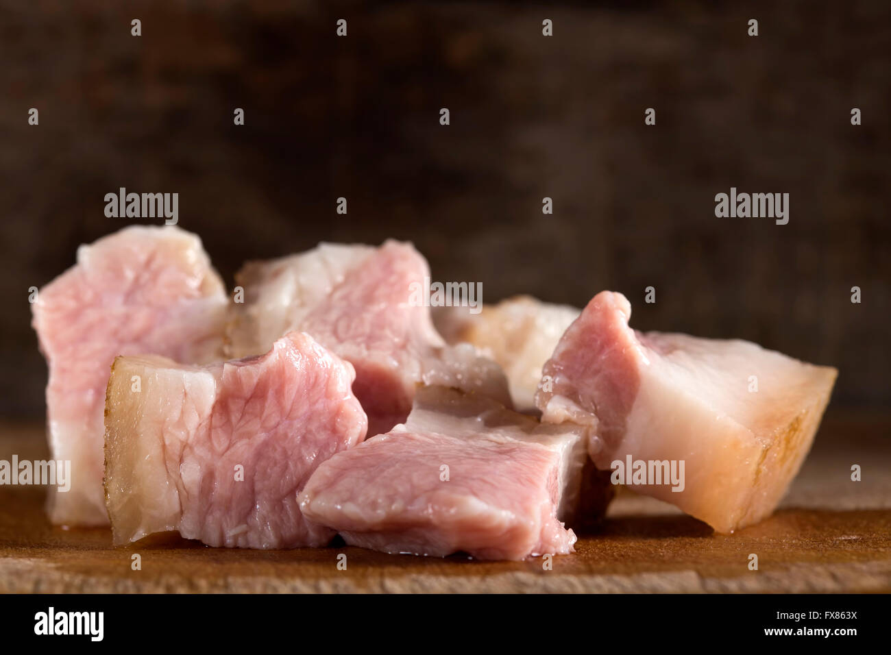 Heap des Fettes Stück rohes Schweinefleisch auf hölzernen Hintergrund Stockfoto