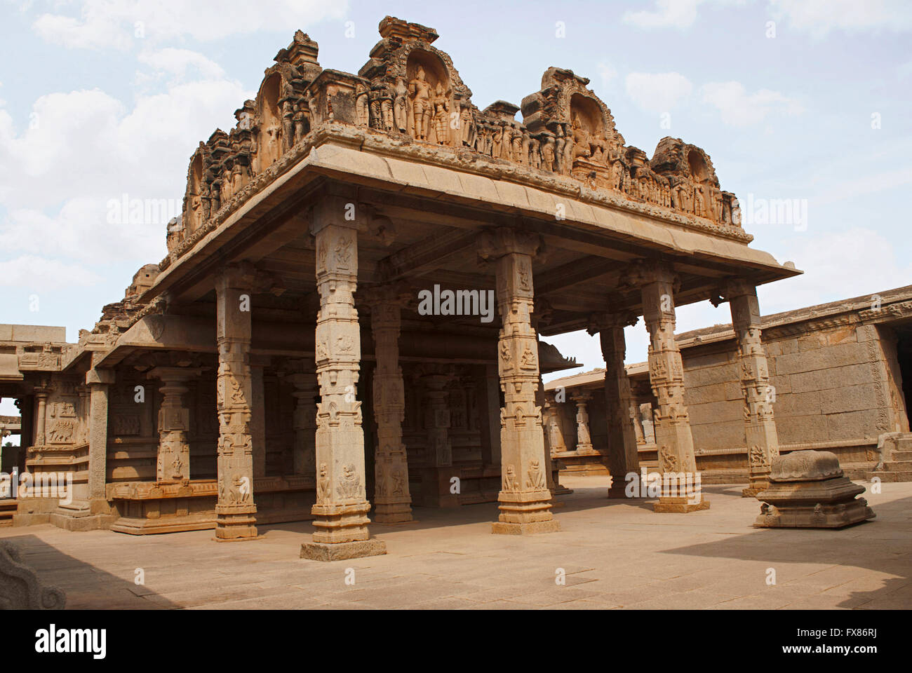 Die offene Mandapa mit groß und reich verzierten kubisch Art von Vijayanagara Säulen, Hazara Rama Tempel. Royal-Center oder königliche Gehege. Stockfoto