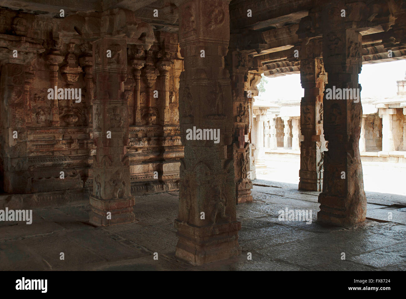 Geschnitzte Säulen der Maha-Mandapa, Krishna Tempel, Hampi, Karnataka, Indien. Innenansicht. Heilige Zentrum. Eine große offene prakara Stockfoto