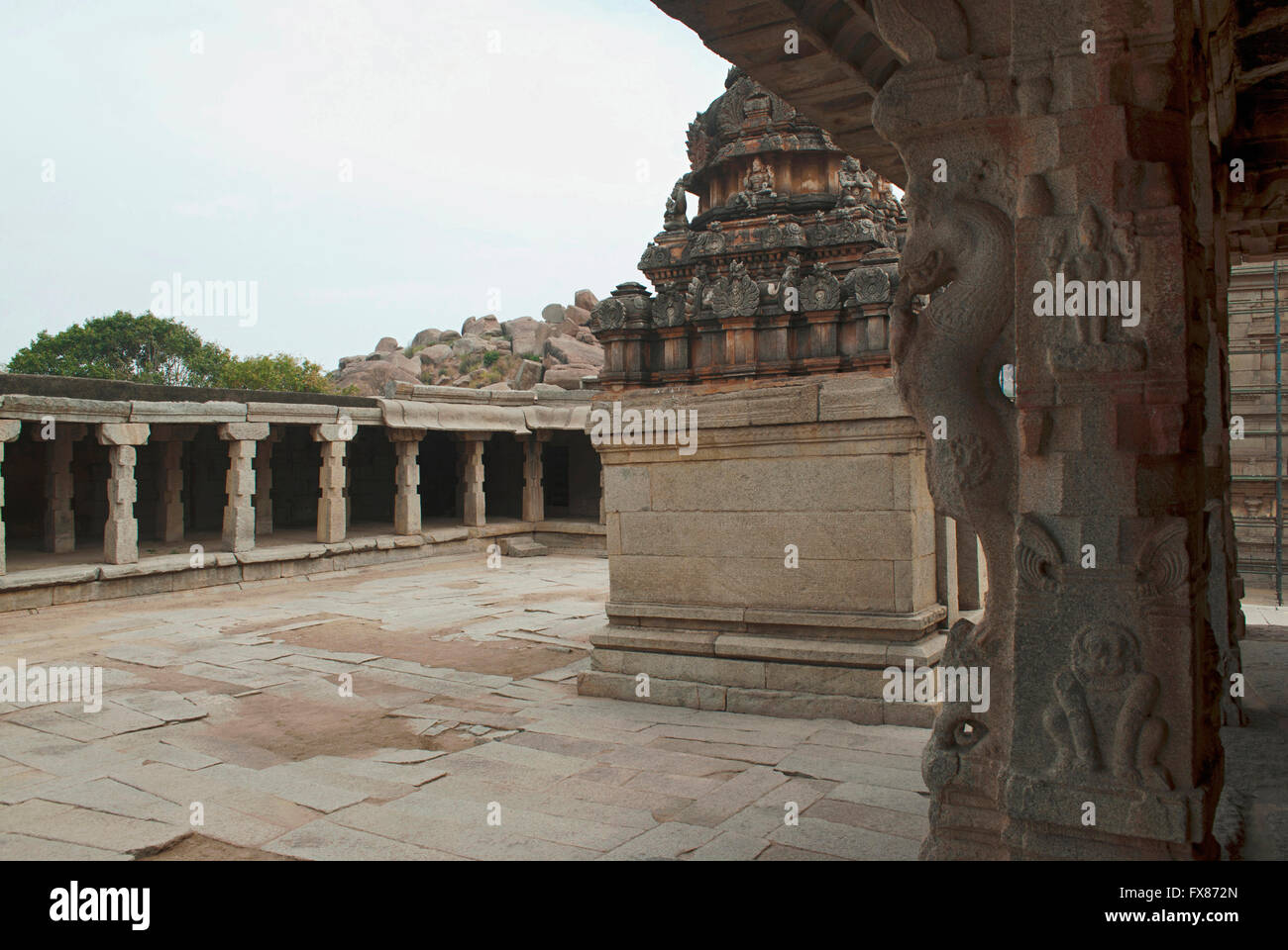 Eine große offene Prakara und eine unbekannte Schrein von Maha-Mandapa, Krishna Tempel, Hampi, Karnataka, Indien aus gesehen. Heilige Zentrum Stockfoto