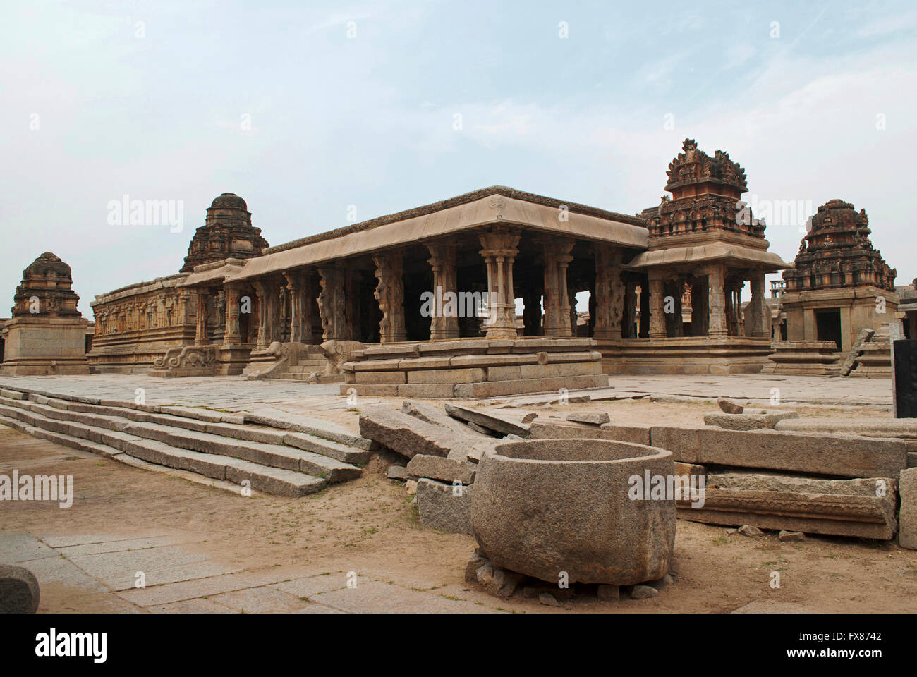 Eine Gesamtansicht der Krishna-Tempel-Komplex, Hampi, Karnataka, Indien. Heilige Zentrum. Blick von Süd-Ost. Stockfoto