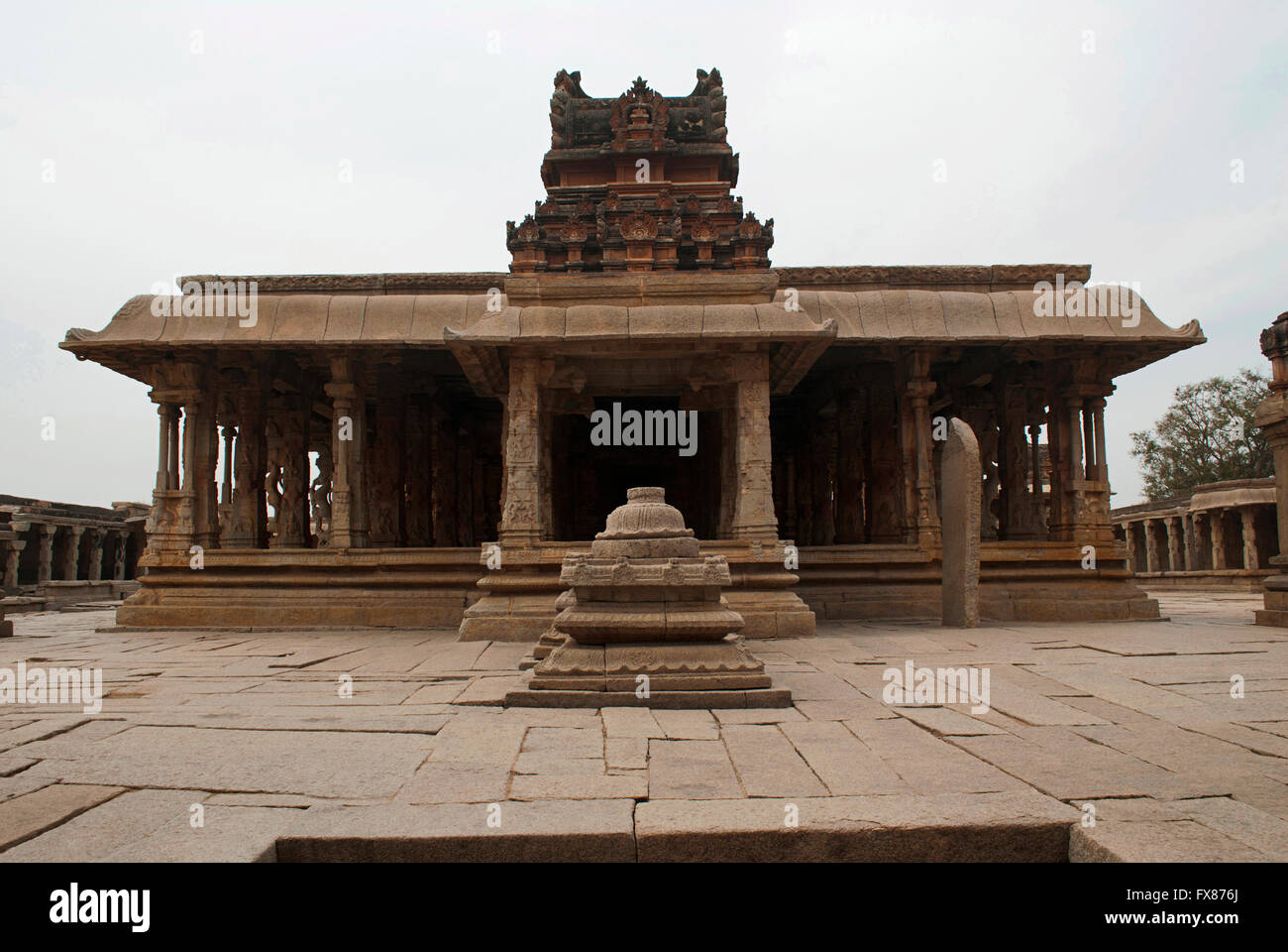 Eine Gesamtansicht der Krishna-Tempel-Komplex, Hampi, Karnataka, Indien. Heilige Zentrum. Die Maha-Mandapa und die große offene prakar Stockfoto