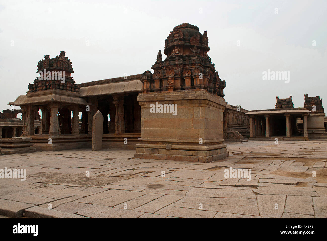 Eine Gesamtansicht der Krishna-Tempel-Komplex, Hampi, Karnataka, Indien. Heilige Zentrum. Die Maha-Mandapa und die große offene prakar Stockfoto