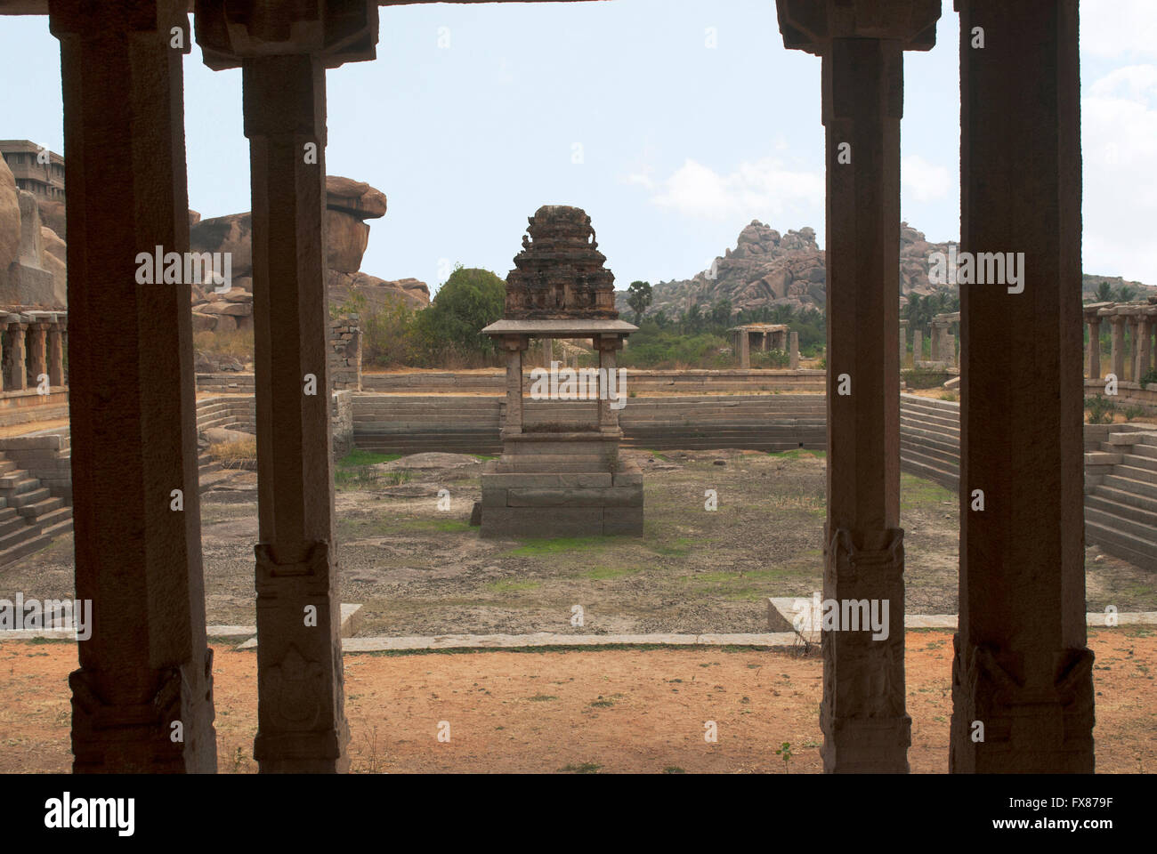 Pushkarini in der Nähe von Krishna Basar, Hampi, Karnataka, Indien. Heilige Zentrum. Stockfoto