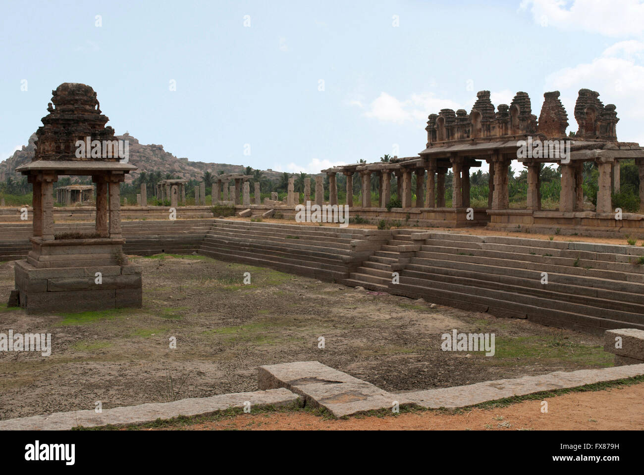 Pushkarini in der Nähe von Krishna Basar, Hampi, Karnataka, Indien. Heilige Zentrum. Stockfoto