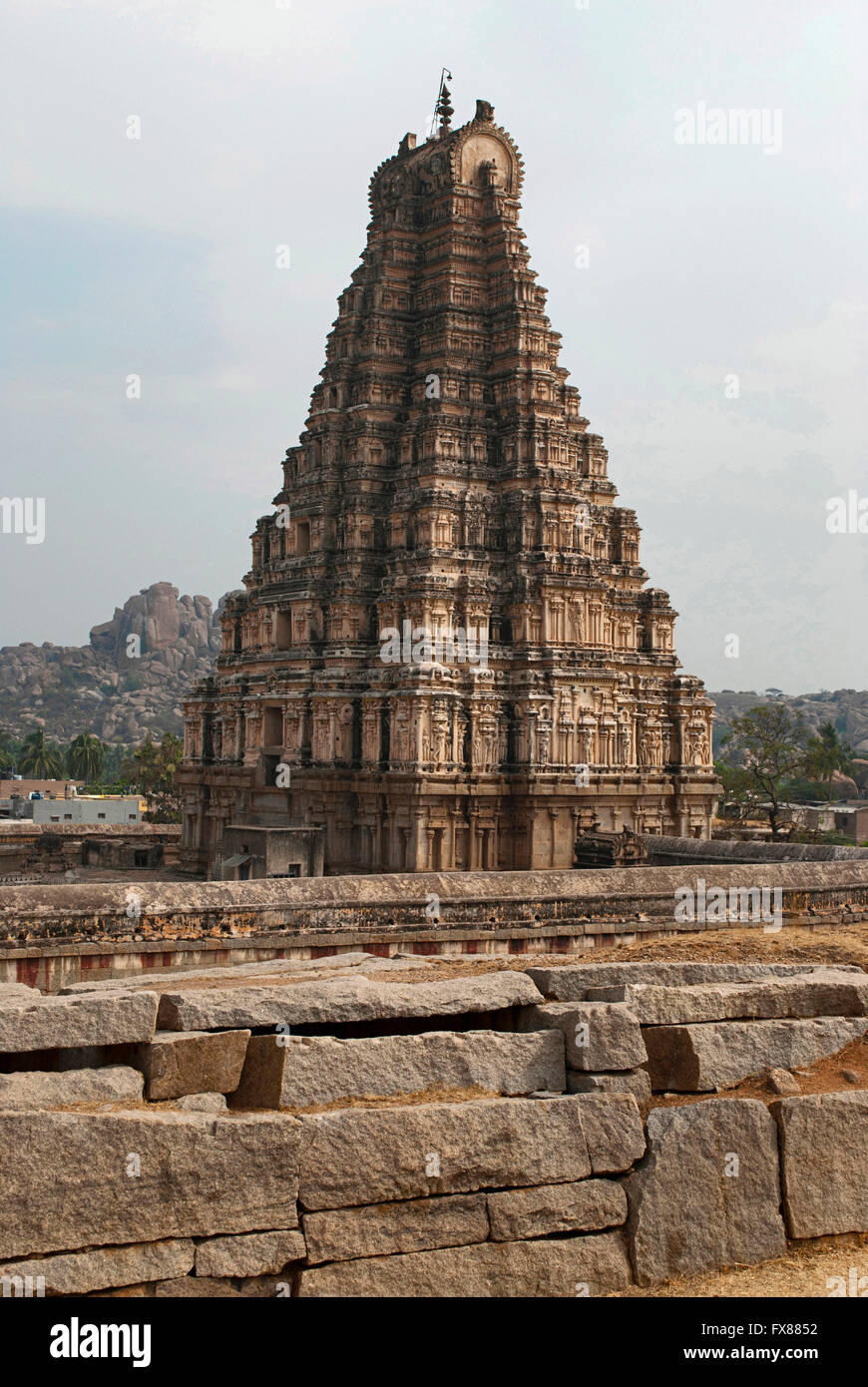 Der Südosten Turm (Gopuram) des Virupaksha-Tempel, Hampi, Karnataka, Indien. Heilige Zentrum. Blick von Nordwesten, Hemakuta Stockfoto