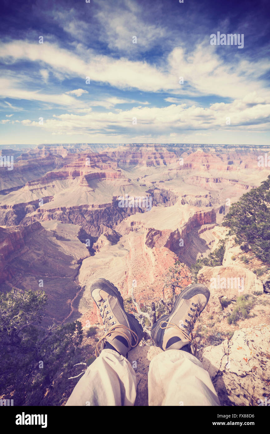 Vintage getönten Beine mit abgenutzt Wanderschuhe am Rande des Grand Canyon, flacher Schärfentiefe-Bereich, aktiv Urlaub Konzept. Stockfoto