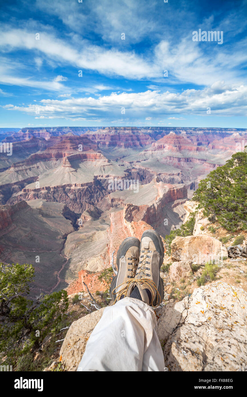 Beine eines ruhenden Menschen am Rande des Grand Canyon, Aktivurlaub-Konzept. Stockfoto