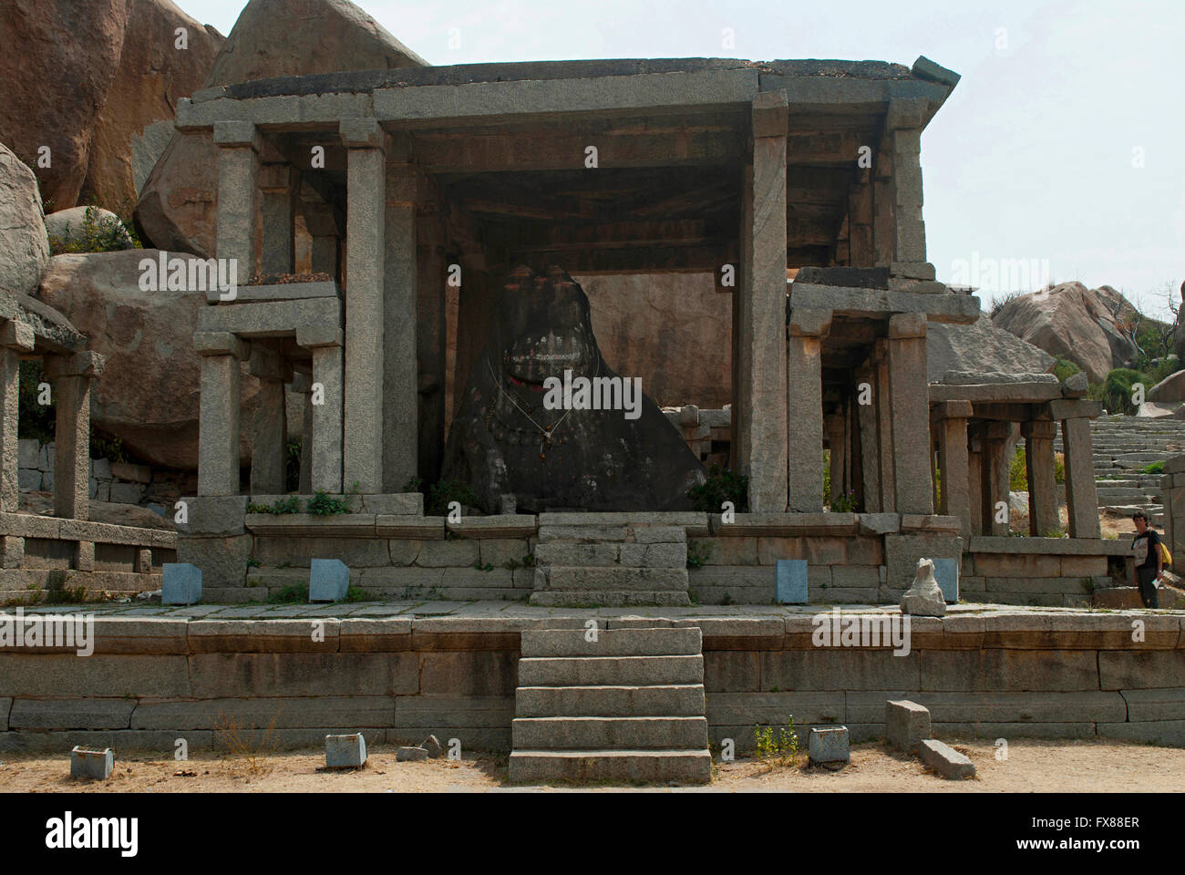 Ein große monolithische Nandi-Stier am östlichen Ende von Hampi Bazaar, Hampi, Karnataka, Indien. Heilige Zentrum. Stockfoto