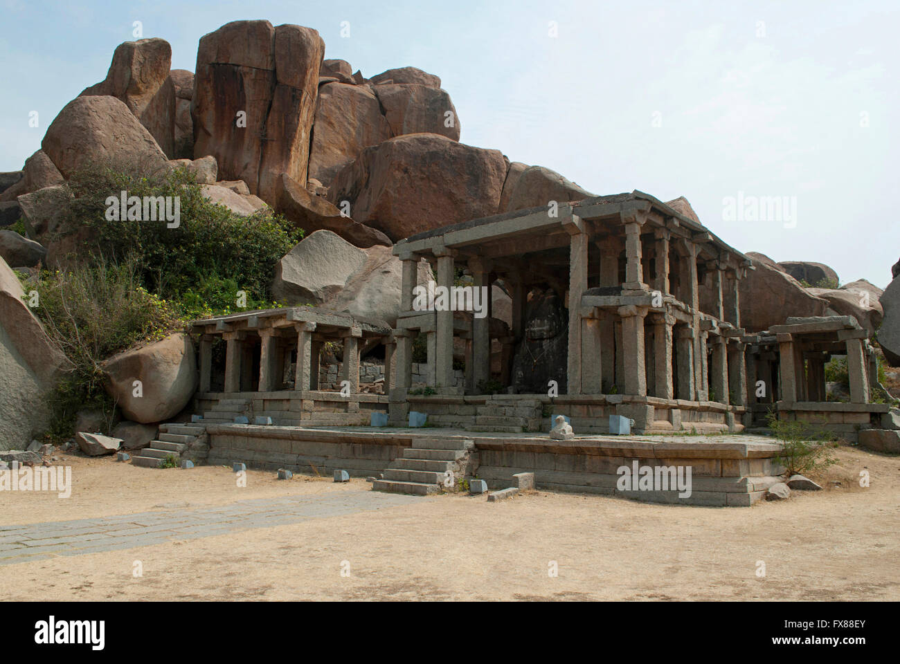 Ein große monolithische Nandi-Stier am östlichen Ende von Hampi Bazaar, Hampi, Karnataka, Indien. Heilige Zentrum. Stockfoto