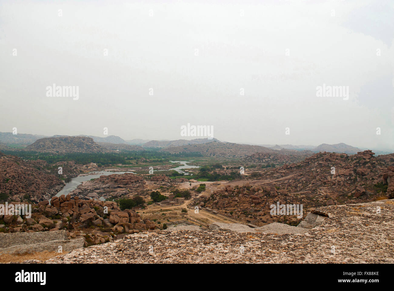 Luftaufnahme der Kette von Hügeln von Hampi von der Nordseite von Matanga Hill, Hampi, Karnataka, Indien. Heilige Zentrum. Die Anjeneya Stockfoto