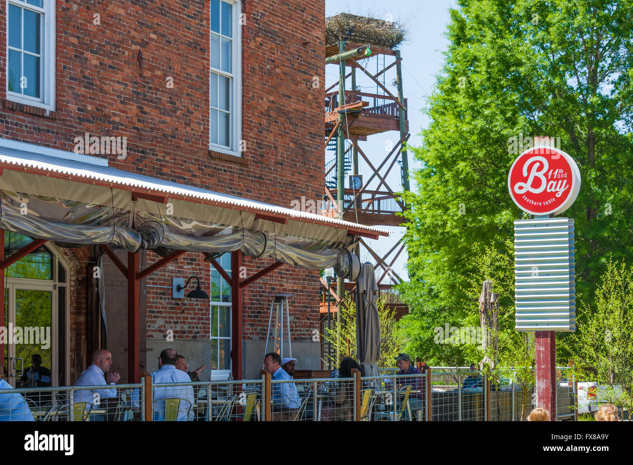Outdoor-Flussufer Essen in Columbus, Georgia beliebt 11. und Bay Restaurant in der Innenstadt auf dem Chattahoochee River. USA. Stockfoto