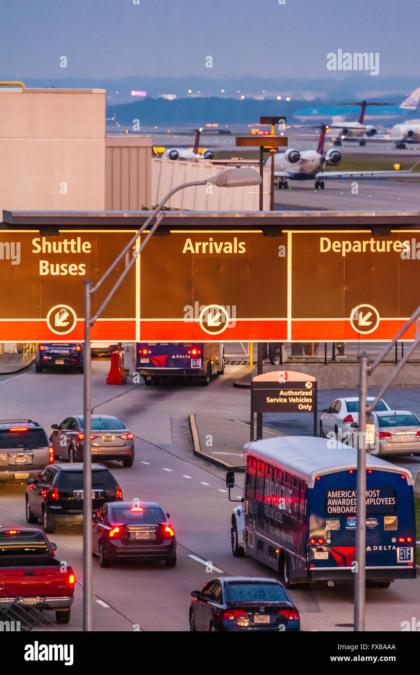 Schwerverkehr per Auto und Flugzeug am Atlanta International Airport, der weltweit verkehrsreichsten Flughafen in Atlanta, Georgia, USA. Stockfoto