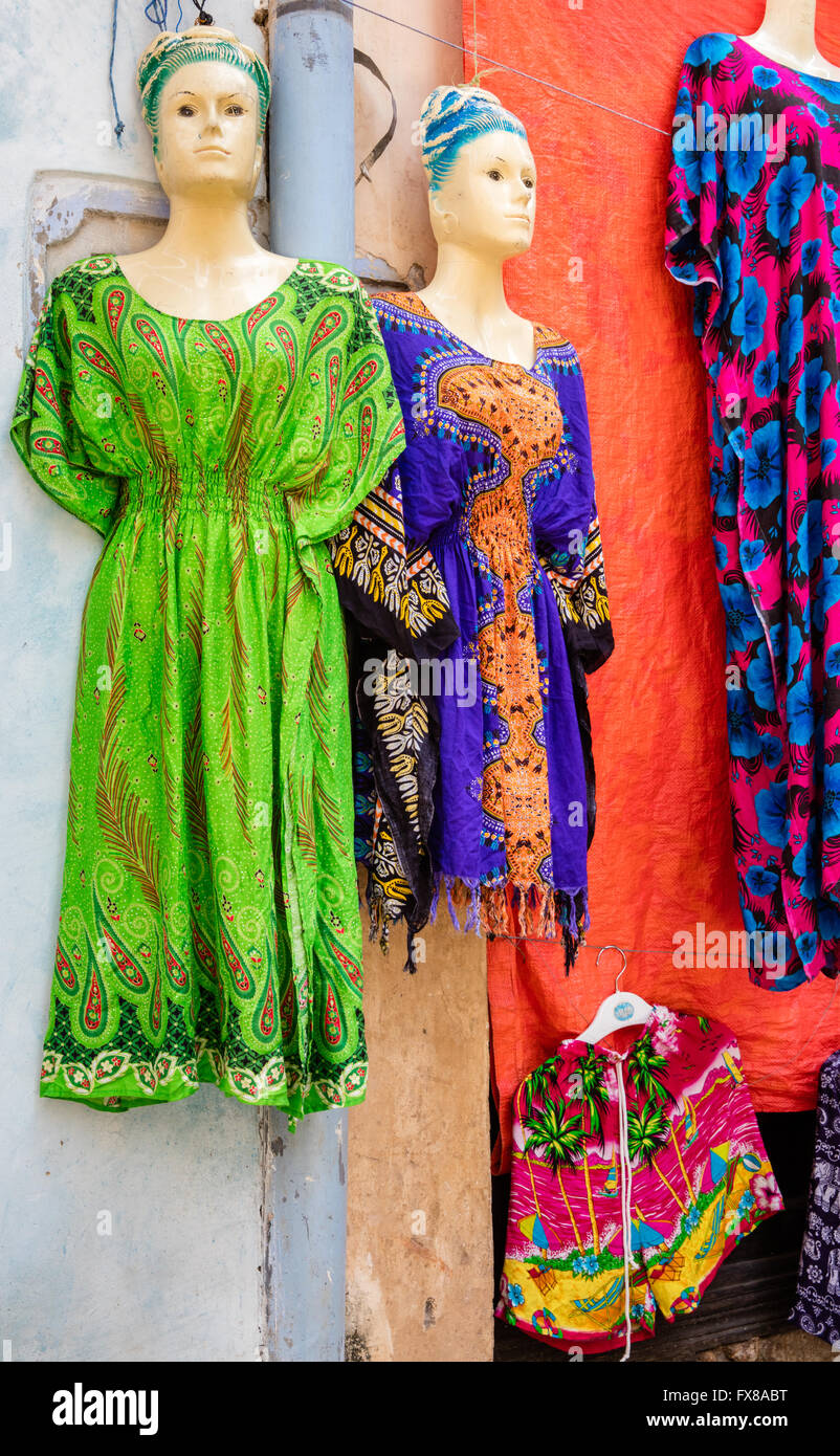 Bunte Kleider auf halbe Puppen in einem Modegeschäft in den Straßen von Stone Town Sansibar Stockfoto