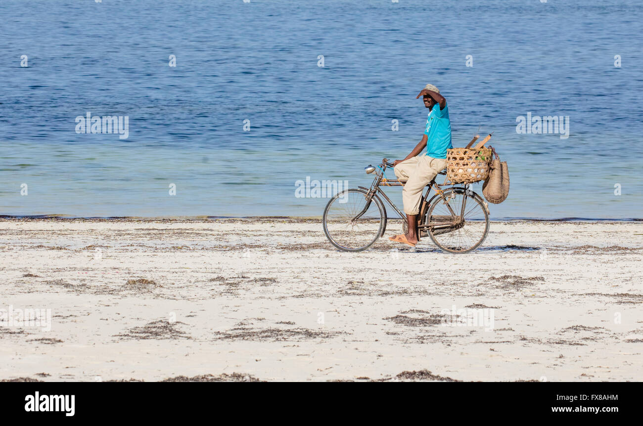 Shell-Verkäufer sein Fahrrad am Mchanga Strand auf der Ost Küste von Sansibar Ostafrika Stockfoto