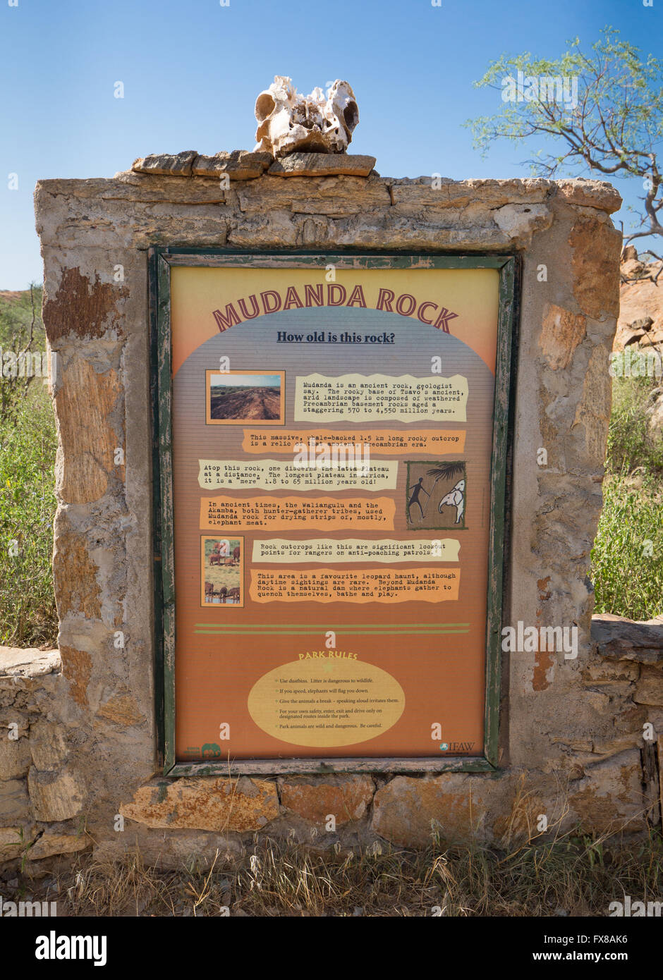 Tourist Information Board Yopped mit einem Totenkopf im Mudanda Rock - ein Präkambrium Felsvorsprung in Tsavo East Nationalpark Kenia Stockfoto