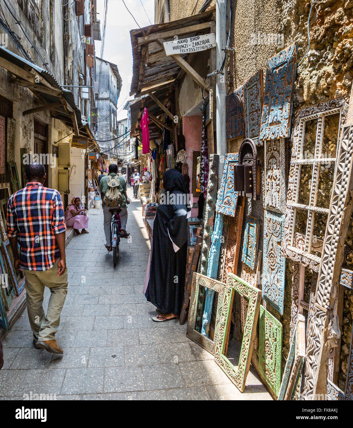 Gasse, die typisch für Stone Town in Zanzibar-Ostafrika mit Antiquitäten und andere Geschäfte Stockfoto