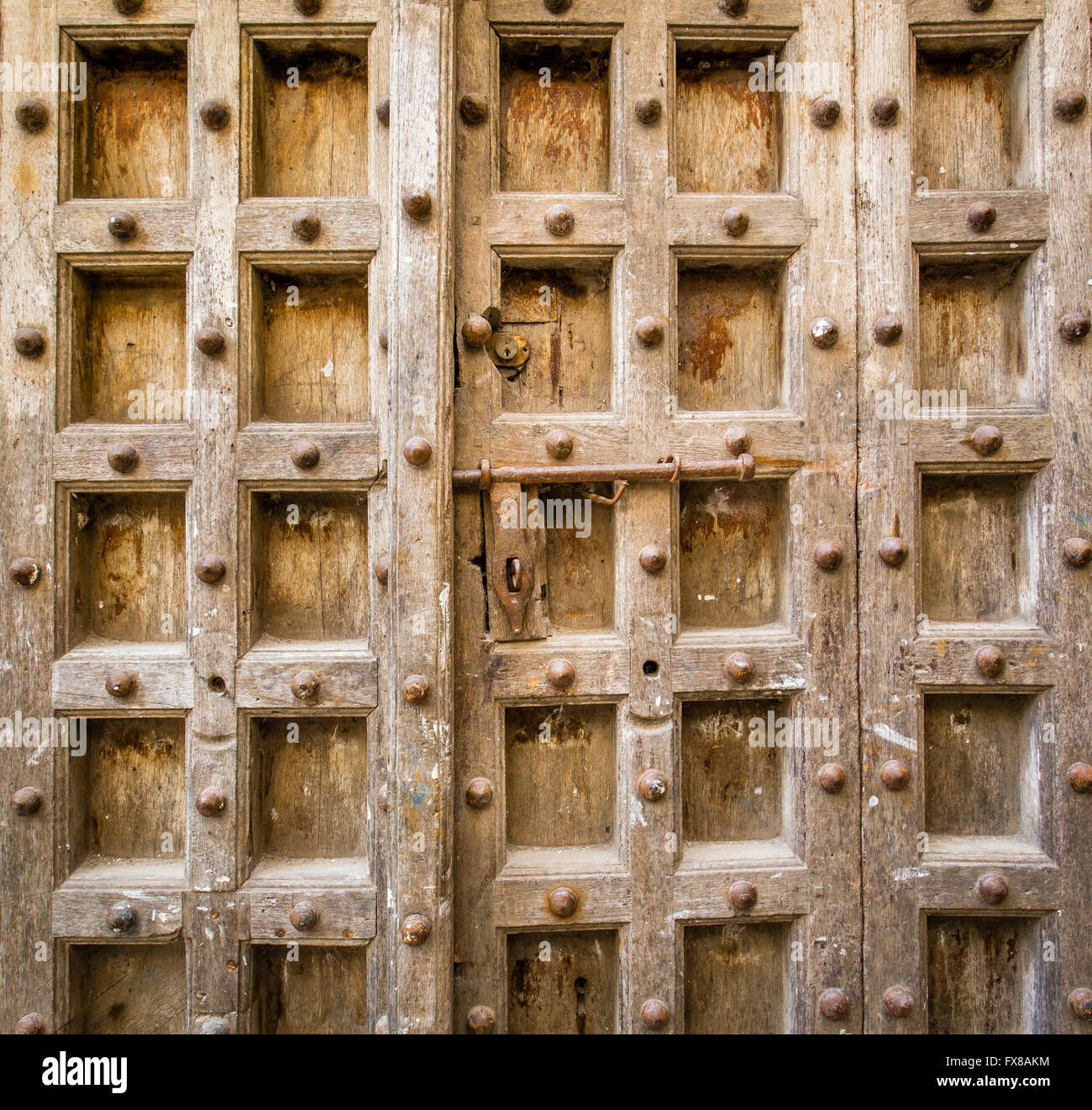 Reich verzierte hölzerne Tür eines Hauses in Stone Town Sansibar East Africa Stockfoto