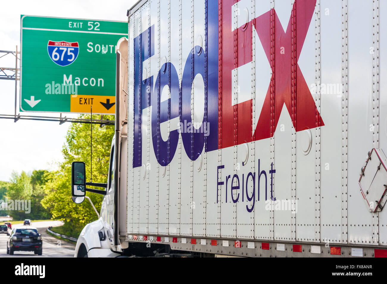 FedEx LKW auf Atlanta, Georgia-i-285 Richtung Süden zum I-675 Ausgang. Stockfoto