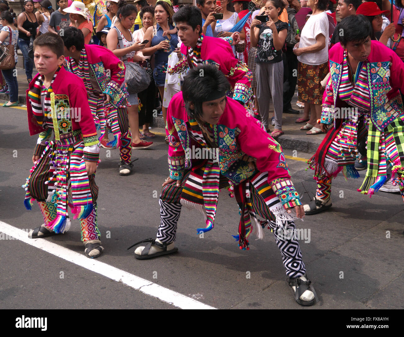Menschen in traditionellen peruanischen Kleid tanzen auf der Straße in Lima Stockfoto