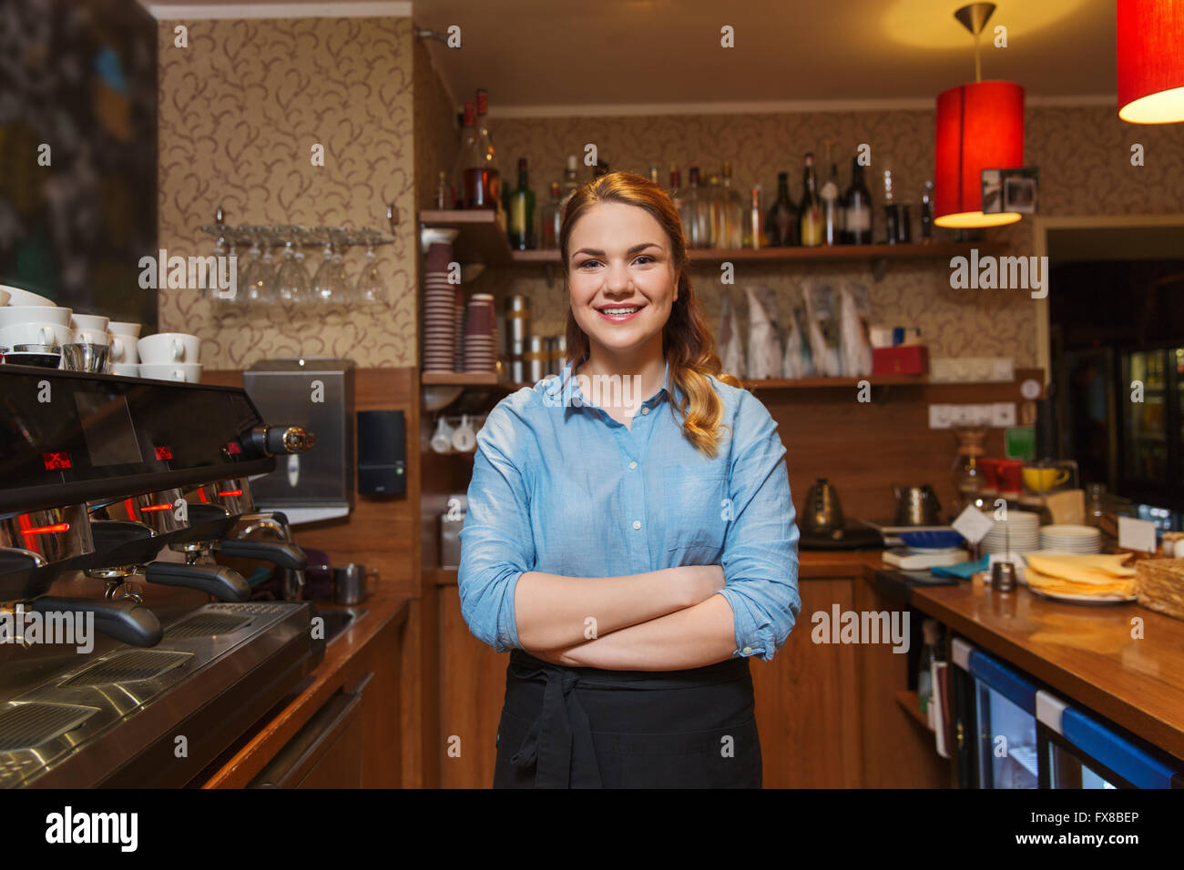 glücklich Barista Frau im Coffee shop Stockfoto