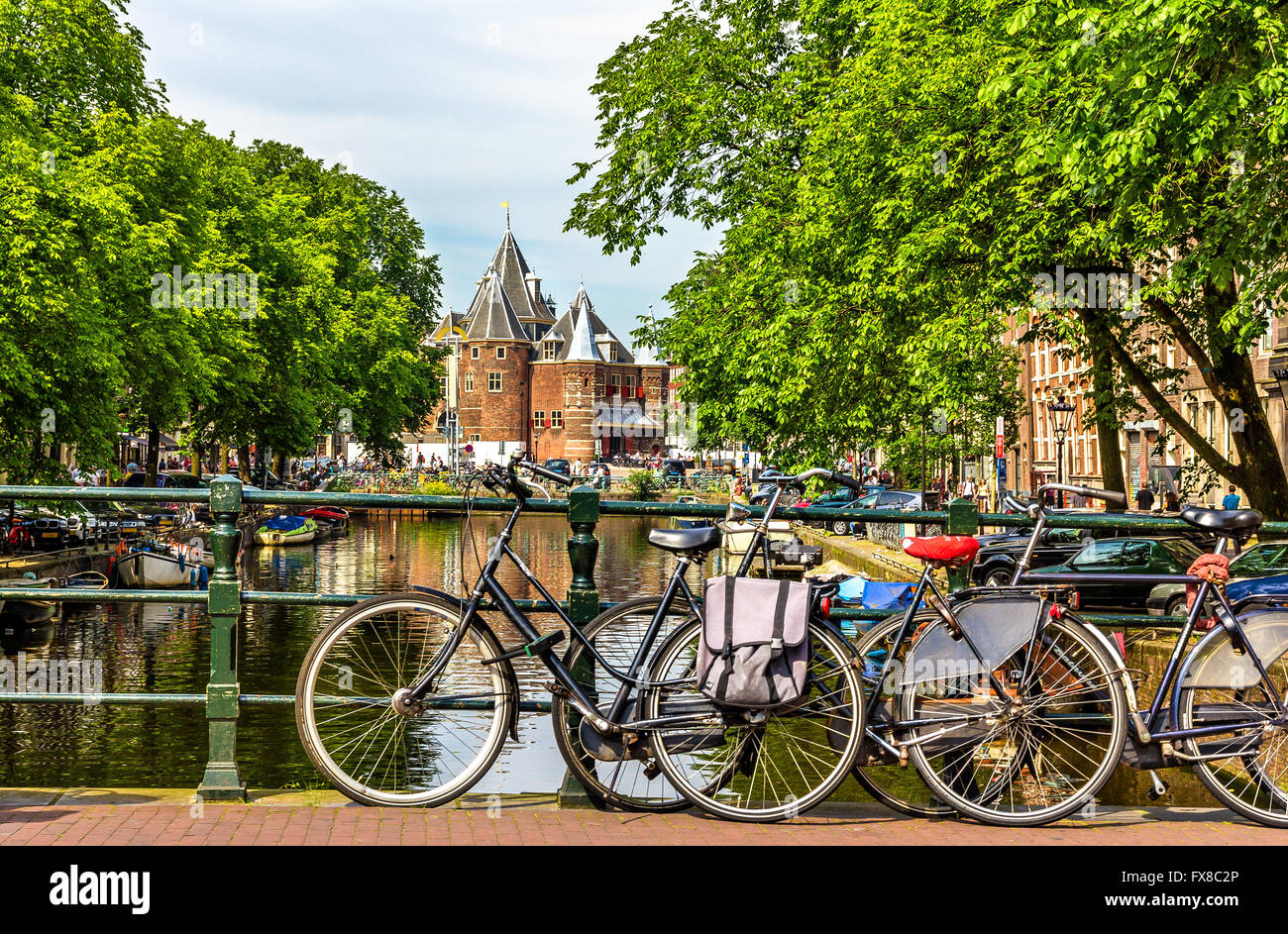 Traditionelle Auffassung von Amsterdam: Fahrräder und Wasser Stockfoto