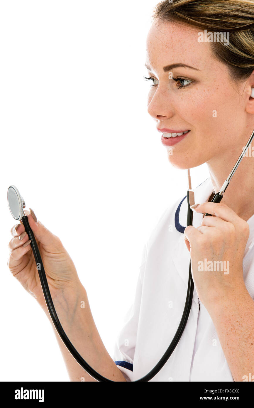 Lächelnd weibliche Arzt heraus halten, ein Stethoskop Isoliert gegen einen weißen Hintergrund Stockfoto